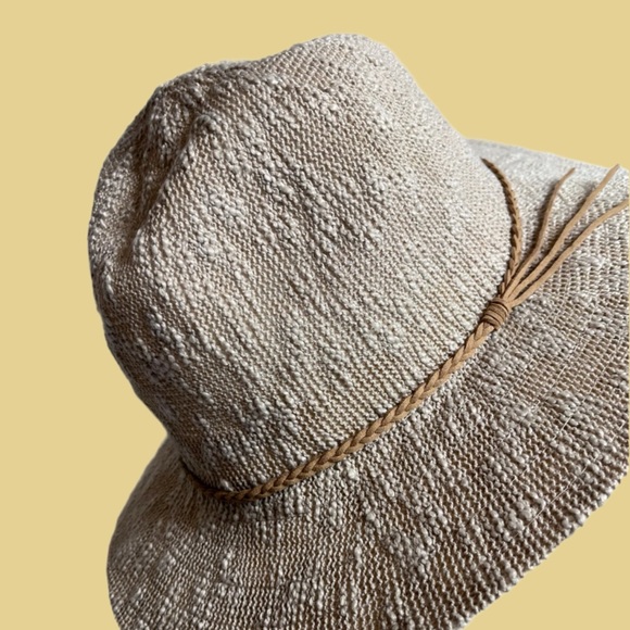 Beige stylish hat - Picture 2 of 7